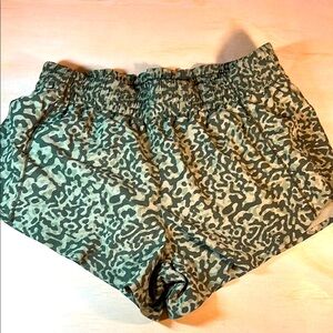 Athleta Green Camo Women's Athletic Shorts Sz XSM